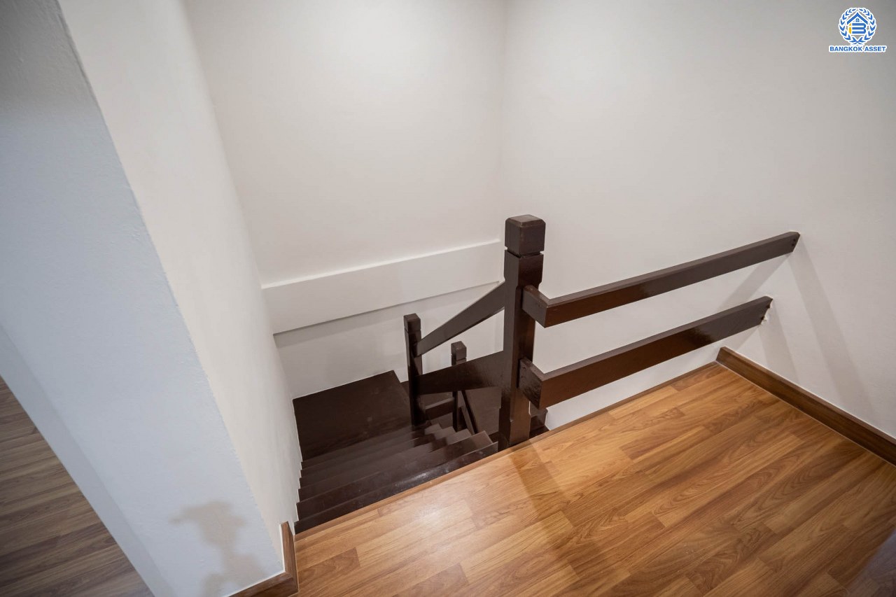 บ้านมือสองตกแต่งใหม่ โครงการ สวนกุหลาบ ติวานนท์-แจ้งวัฒนะ ติดถนนติวานนท์ ใกล้โรงเรียนสวนกุหลาบวิทยาลัย เนื้อที่ 27 ตร.ว. ฟังก์ชัน 3 ห้องนอน 2 ห้องน้ำ จอดรถได้ 1 คัน บนทำเลใกล้จุดขึ้นทางด่วน "ศรีรัช" และรถไฟฟ้าสายสีชมพู "สถานีปากเกร็ด"